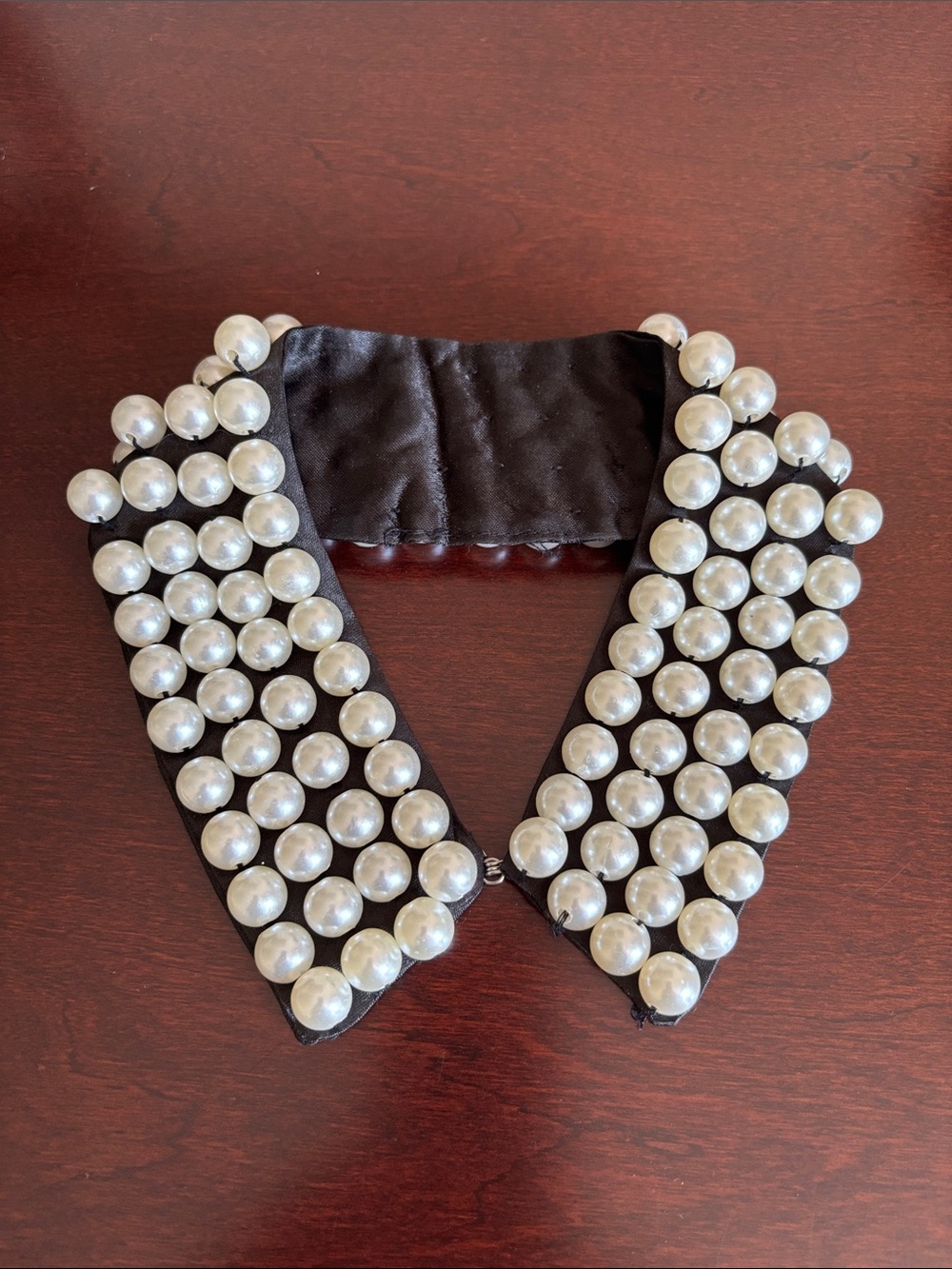 Pearl-Embellished Detachable Collar in White Pearls